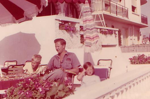 Op 14 juli 1964 waren wij in Frankrijk, in La Baule. Avec la maman et le papa.
Voor mijn moeder de laatste vakantie.