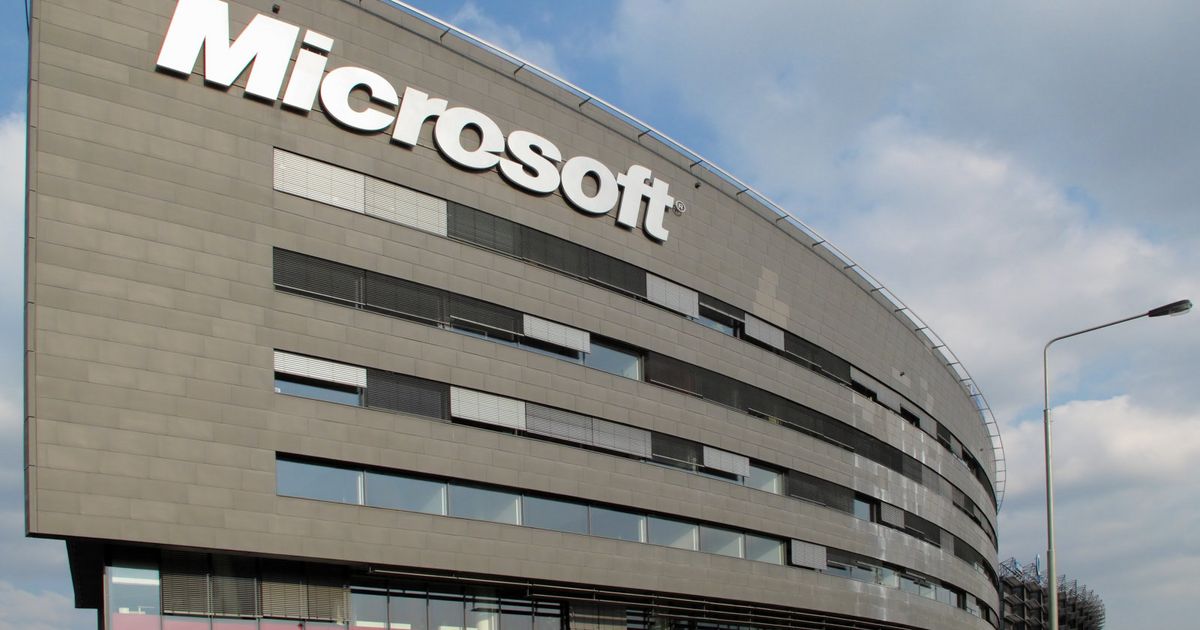 engadget's tweet image. Microsoft starts downgrading OneDrive's free storage to 5GB engt.co/2a0b2U3