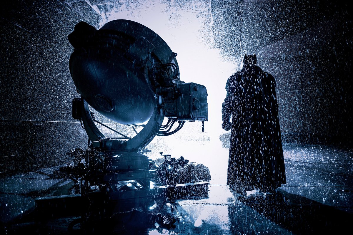 Batman V Superman バットマンvsスーパーマン 世紀の対決のゴング クライマックスへの狼煙であるバットシグナル点灯シーンの舞台裏写真が公開 Batman V Superman バットマン Vs スーパーマン