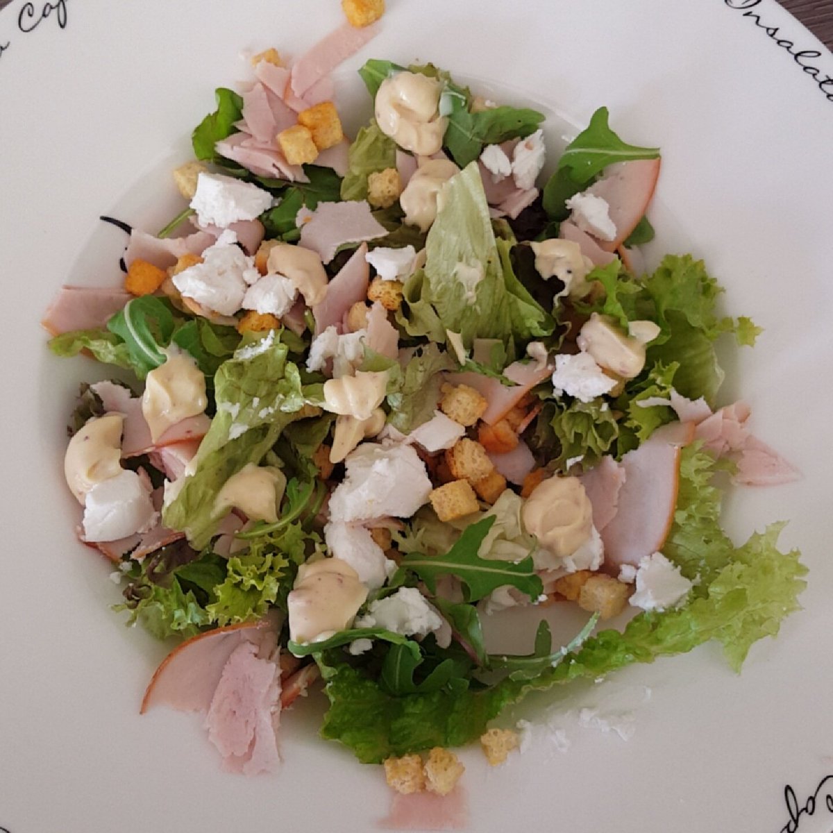 GeertjevdVelden's tweet photo. Homemadesalade tussen de verbouwing door #salade #goodfood #geitenkaas #rucola #kipfilet #truffelmayo #baconcroutons https://t.co/cAXYXKsDeC