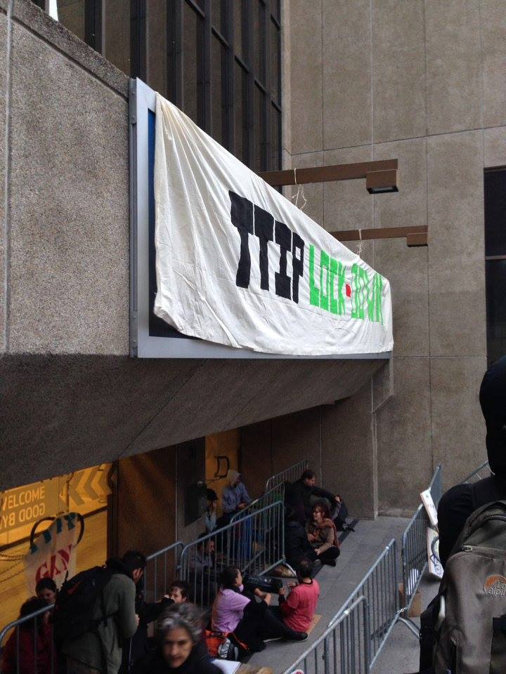 bilaterals_org's tweet photo. Des activistes ont bloqué ce matin le centre où ont lieu les négociations du #TAFTA #TTIPgo https://t.co/R2AafsWxiG https://t.co/sU6tG19oRq