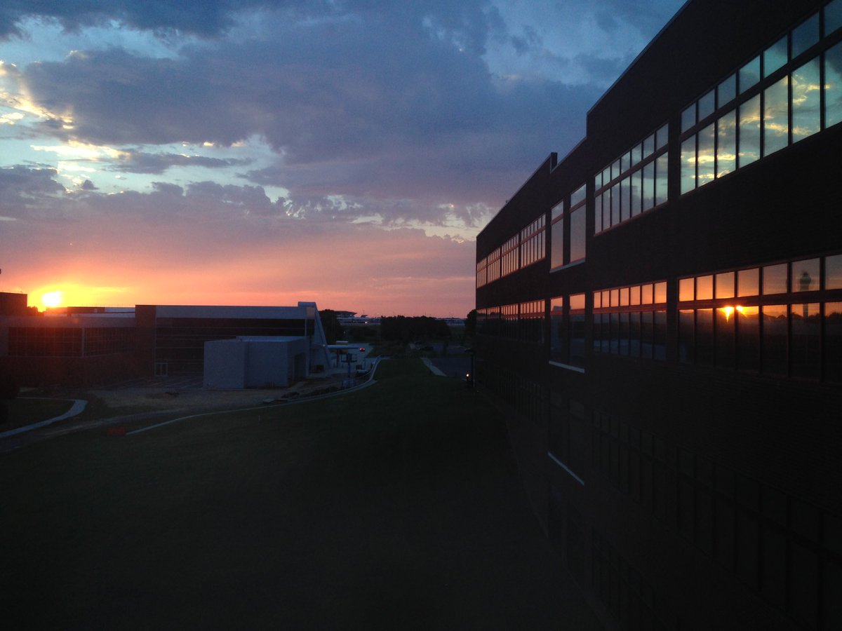 WX_Overlord's tweet image. Sunrise over #mem #kmem twr in background. #memwx #tnwx #aviation