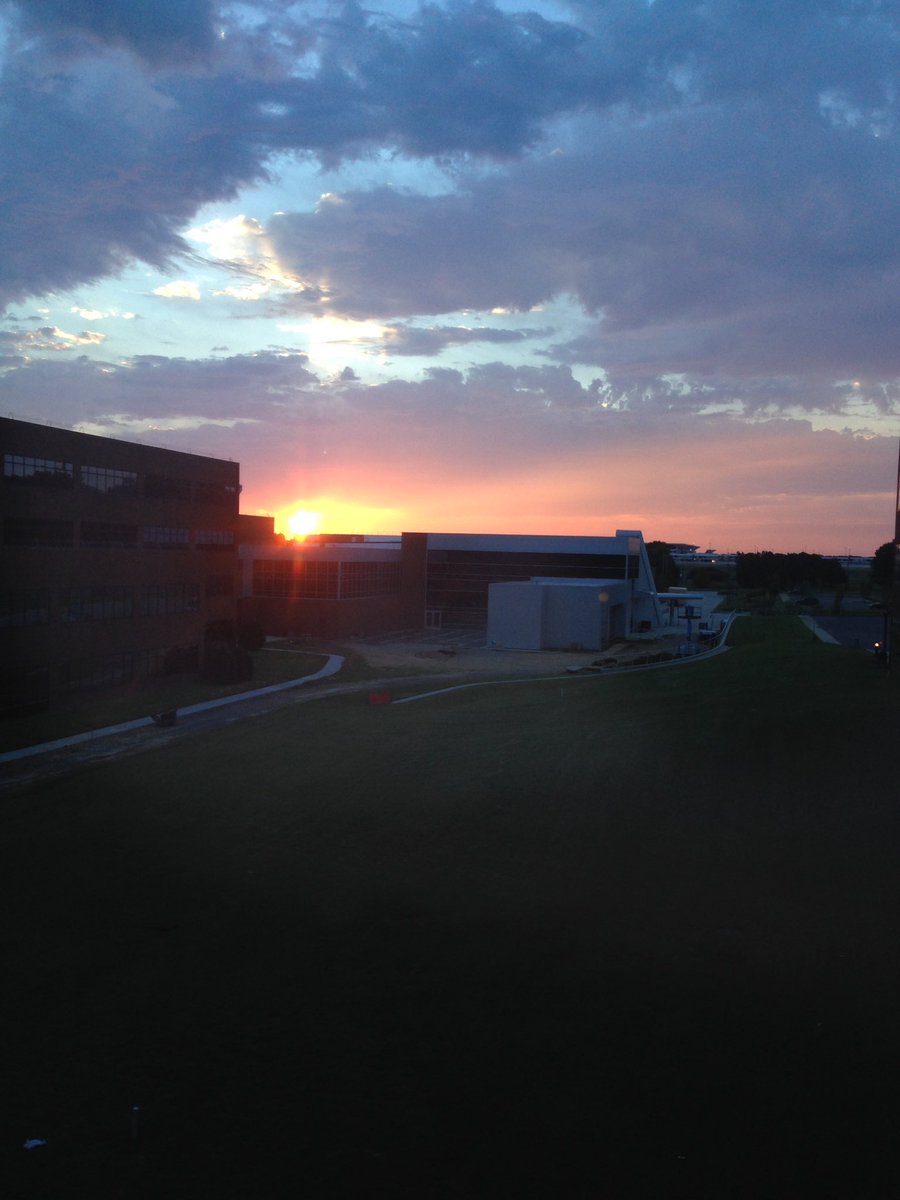 WX_Overlord's tweet image. Sunrise over #mem #kmem twr in background. #memwx #tnwx #aviation