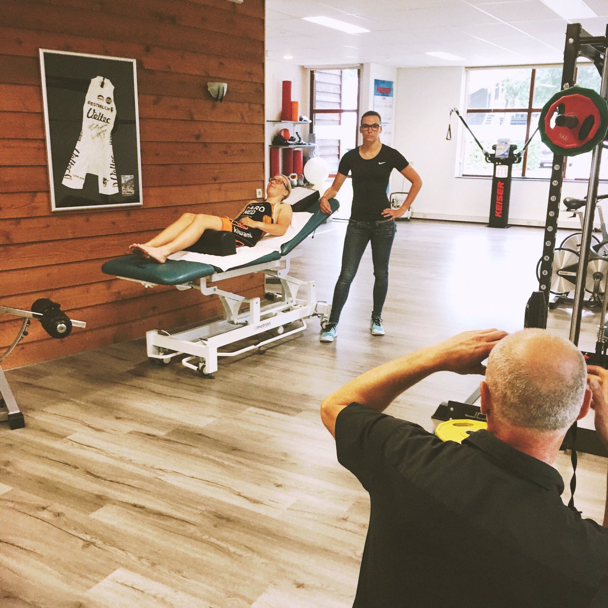 Collega <a href="/Ilonaeversdijk/">Ilona Eversdijk</a> tijdens een fotoshoot van <a href="/transition_nl/">Transition.nl</a> waar ze vertelt over triatlon icm werken als fysio