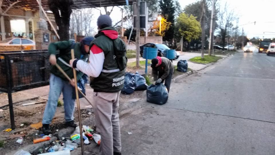 #GrupoOperativo barrido y limpieza barrio Luz y Fuerza y Supe en Ezpeleta.<a href="/gustavofilareti/">Gustavo Filareti</a> <a href="/sebademolis/">Sebastián Demolis</a>