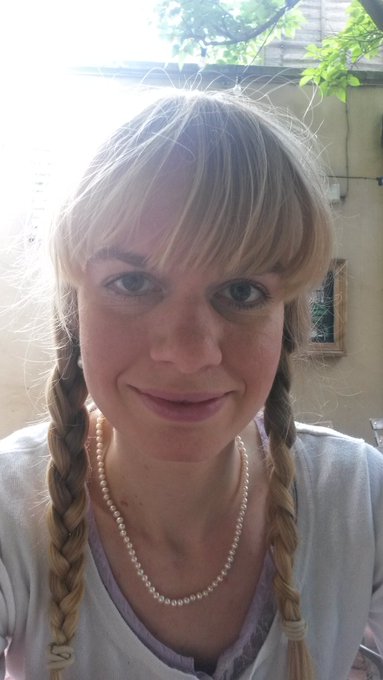 Having a pub lunch on my day off, looking a bit more demure than usual 😜 #pearlnecklace https://t.co<a href="/tag/pearlnecklace"class="tags"><span>#pearlnecklace</span></a>