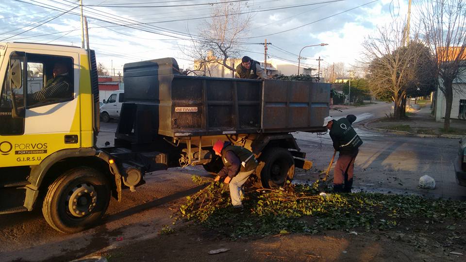 #GrupoOperativo barrido limpieza y recolección de ramas escuela Nº 74.<a href="/sebademolis/">Sebastián Demolis</a> <a href="/gustavofilareti/">Gustavo Filareti</a>
