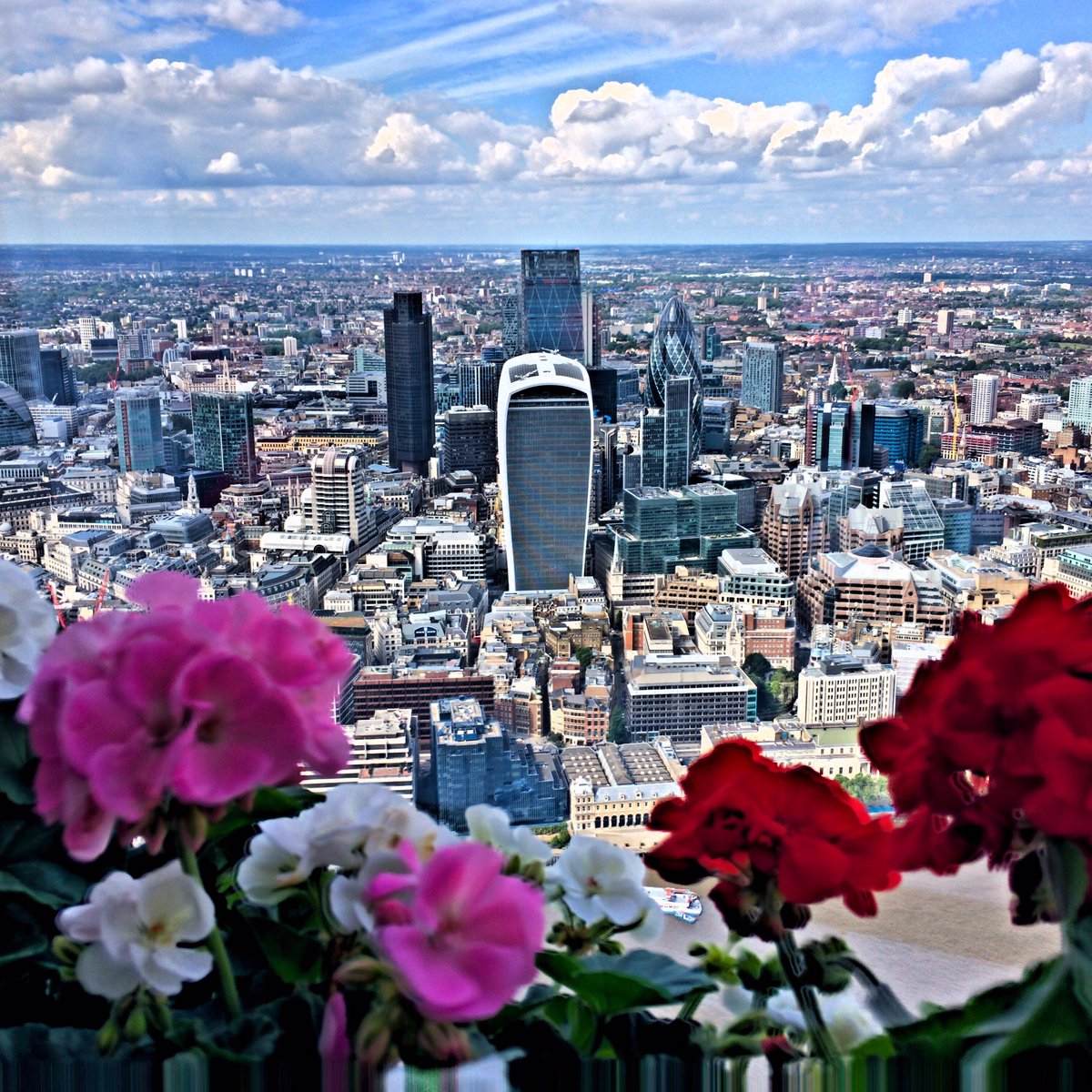 georgelythe1's tweet photo. #London as seen from #theviewfromtheshard #theshard #cityoflondon #amazingview #westerneuropes #highestgarden πΊππ https://t.co/yapsu544C2
