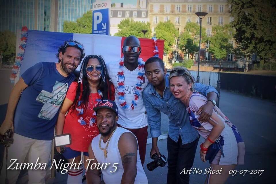 MoonArtKaori's tweet photo. TEAM #Kalibus édition 5 #EURO2016 en BBR à @Paris. Clip en post prod #zumba #Paris #busdiscothèque @78Kalidou https://t.co/QRwN7vJGbH