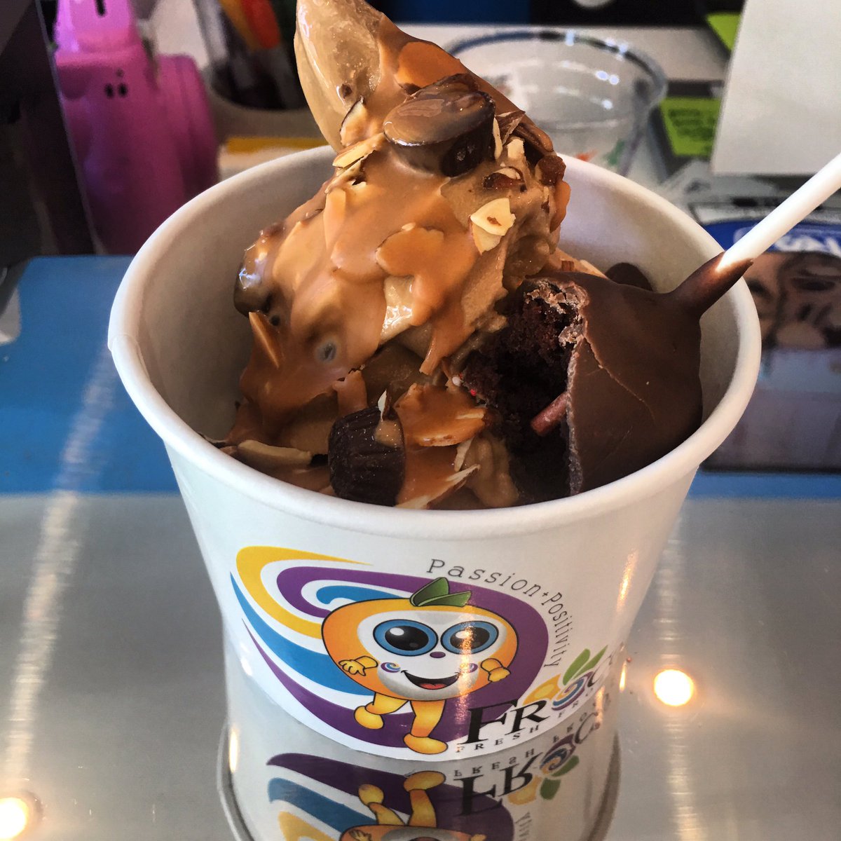 FroCoCoba's tweet photo. #saltedcaramelcorn #veganglutenfreecakepop #almonds #caramelcups #caramelshell https://t.co/cxYnOeNS5s