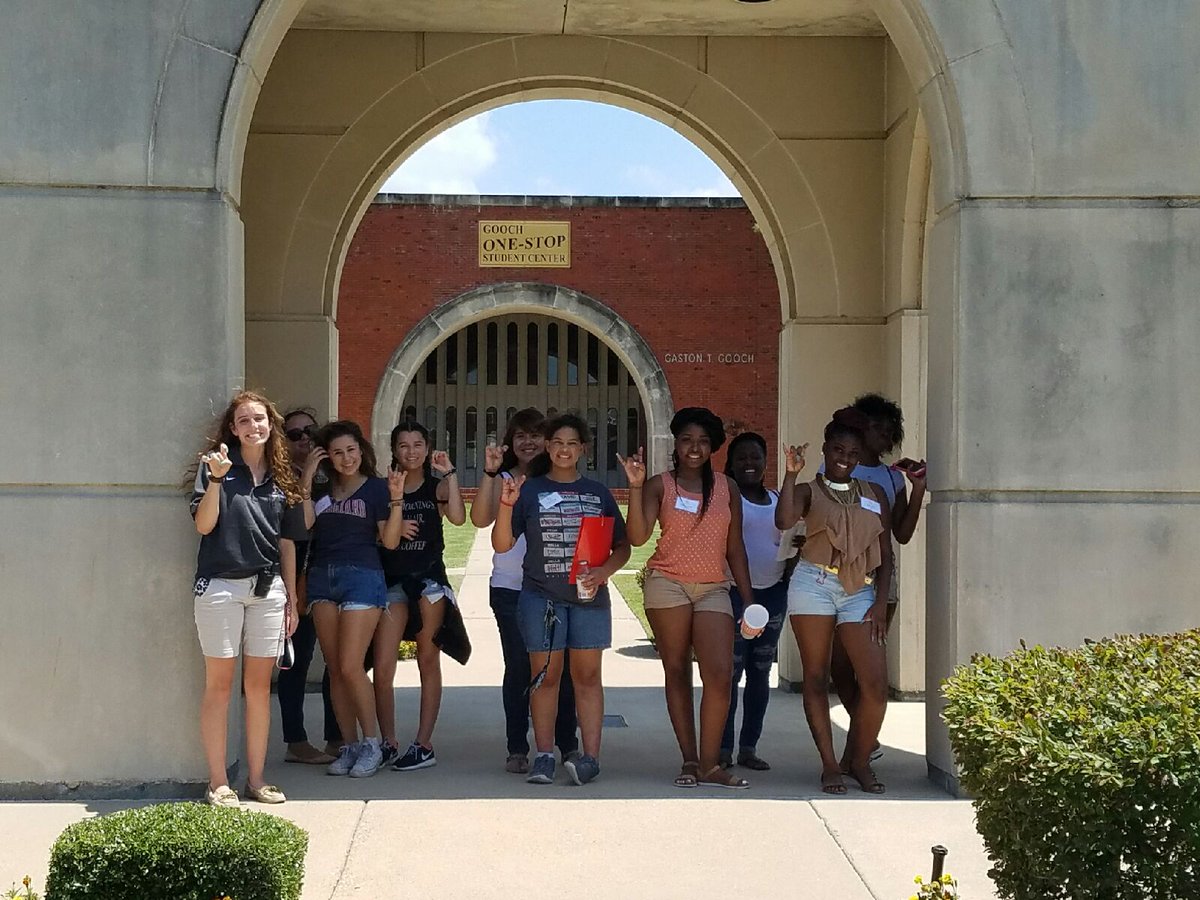NavarroRecruit's tweet photo. Our Orientation tour group! #NavarroCollege #GoDawgs #NCRecruiting https://t.co/YxApnmJCbP