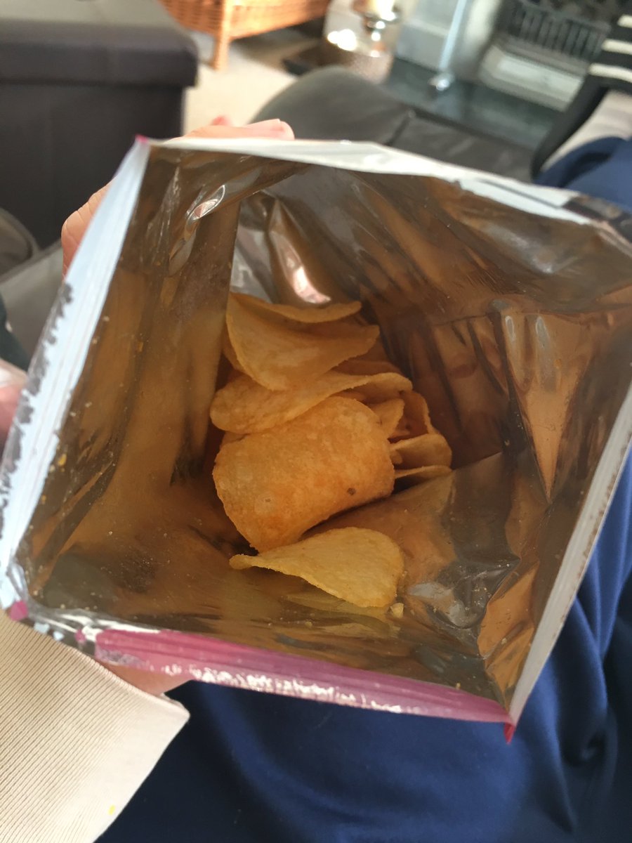 emmalingard's tweet photo. The amount of crisps in a walkers crisp packet these days is absolutely disgraceful. Not happy @walkers_crisps https://t.co/GxKR89oaXD