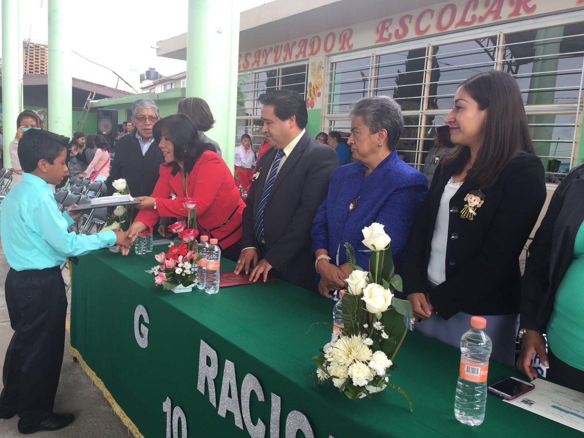 AnabelAvalosTlx's tweet photo. Esta mañana tuve el honor de ser la
Madrina de generación de la escuela #PrimariaMarianoMatamoros de #Tizatlán https://t.co/dbhcWmU9oU