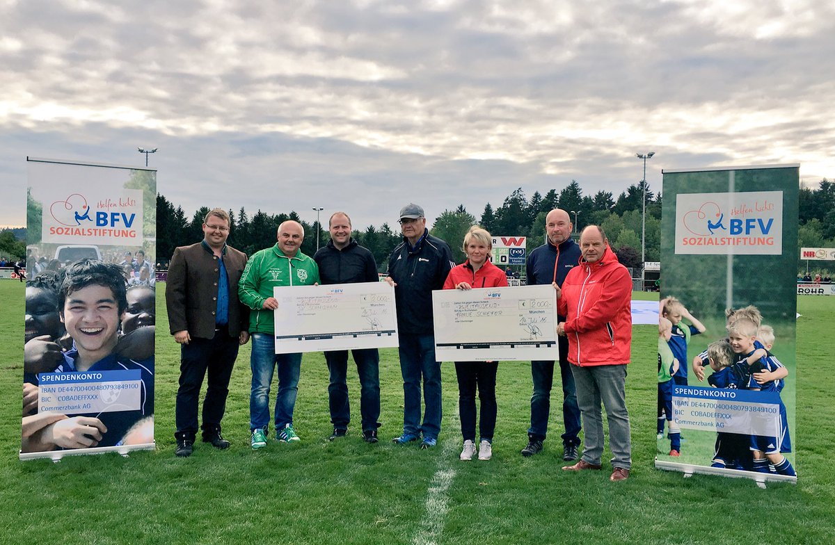 Muether_Thomas's tweet photo. Scheckübergabe der #BFV-Sozialstiftung: 2000€ #Hochwasserhilfe für SV #Schmidham und Fam. Schiefer (TSV #Triftern). https://t.co/Ho2hgykXvM