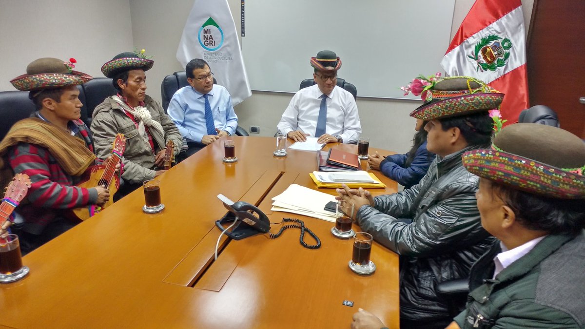 midagriperu's tweet photo. #Ahora
Pobladores de la comunidad de #Quispillacta saludan el trabajo del ministro #Benites https://t.co/uZ7vGNtLQd