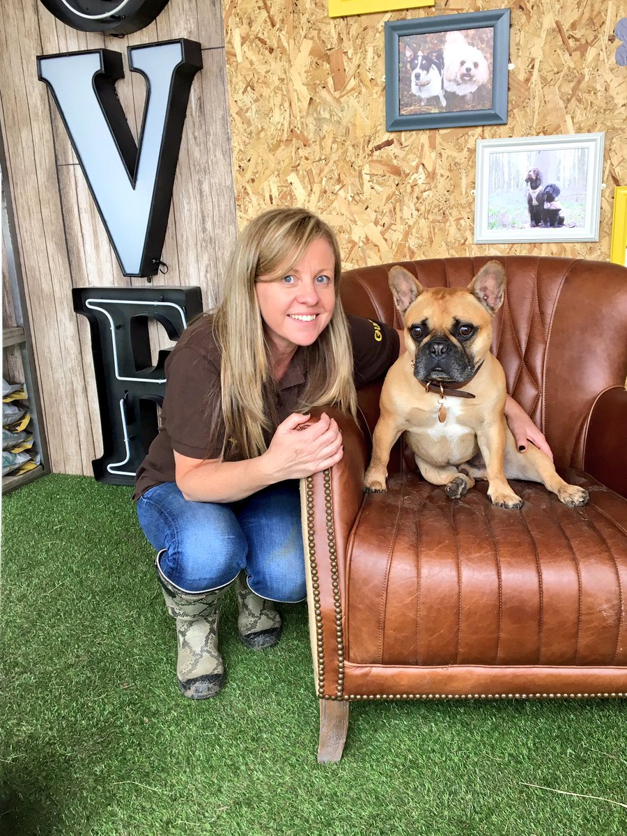 GuruPetFood's tweet photo. #ThrowbackThursday to Dog Fest🐾
Geekster Lisa was so excited to meet @dukelovesfergie👏🏼
Isn't he a beaut!
#kingduke https://t.co/C6jr0ms73O