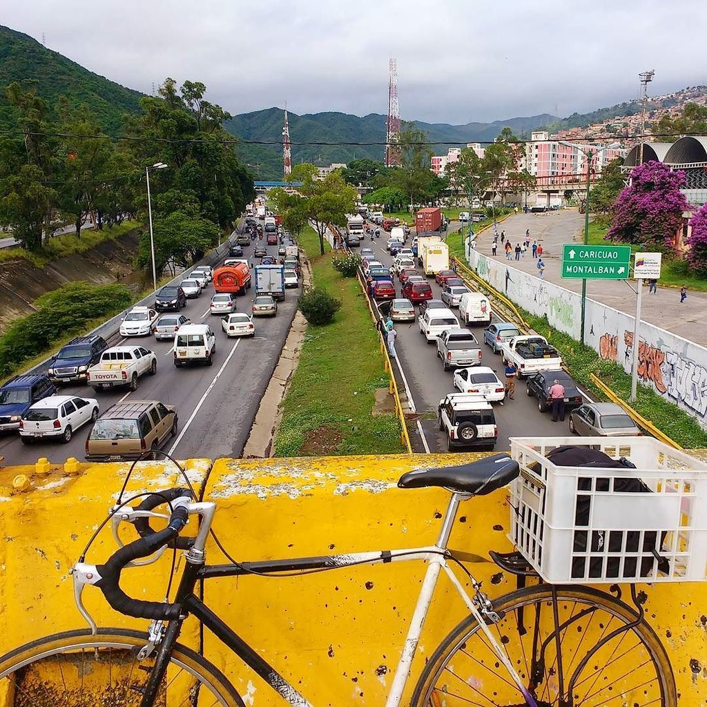 javerne's tweet photo. Entrada a #Antimano #Tranca, protesta de #Autobues por muerte de un compañero a manos del hampa... congestión en to… https://t.co/R8UZSO5WDJ