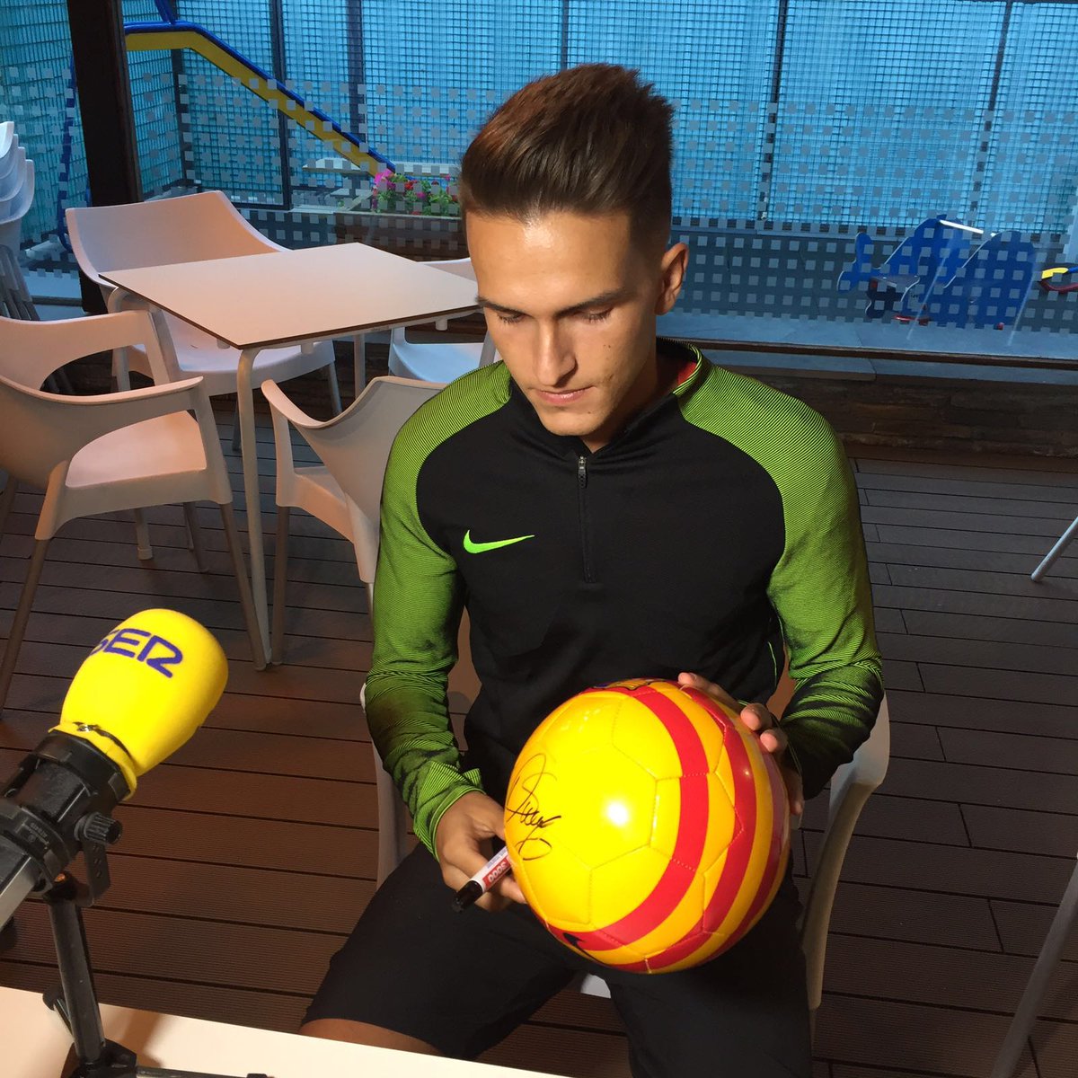 QueThiJugues's tweet photo. ‼ Feu RT + FOLLOW per guanyar aquesta pilota firmada per @DenisSuarez36 ⚽ 🔴 🔵 https://t.co/O2ymS1umyD