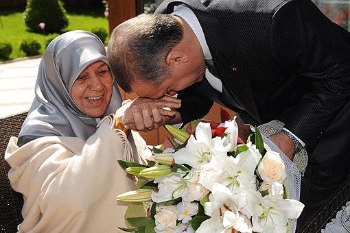 Ademvazil's tweet photo. #Tayyipleşmek 
Tek BAYRAK
Tek MİLLET
Tek VATAN
Tek DEVLET
 #Tayyipleşmek edep ahlak sevgi demek aşk demek https://t.co/dhQAGDTA4S