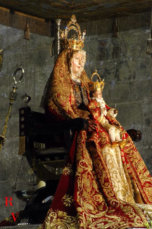 VirgenDeReyes's tweet photo. El próximo 15 de agosto la Virgen lucirá el manto rojo, regalo de la Duquesa de Montpensier en 1851 #DíaDeLaVirgen16 https://t.co/cYGYB6BaNl