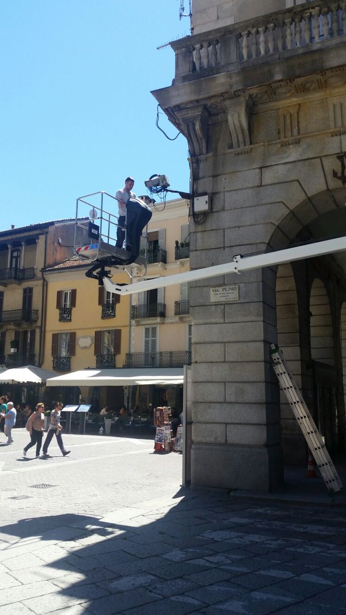 ComuneComo's tweet photo. #DigitalTransformation #ComoSC2 In piazza Duomo si montano gli IoT 👀 Cosa sono? Clicca 👉 https://t.co/UvpOIxejGR https://t.co/rzfwOARfZY