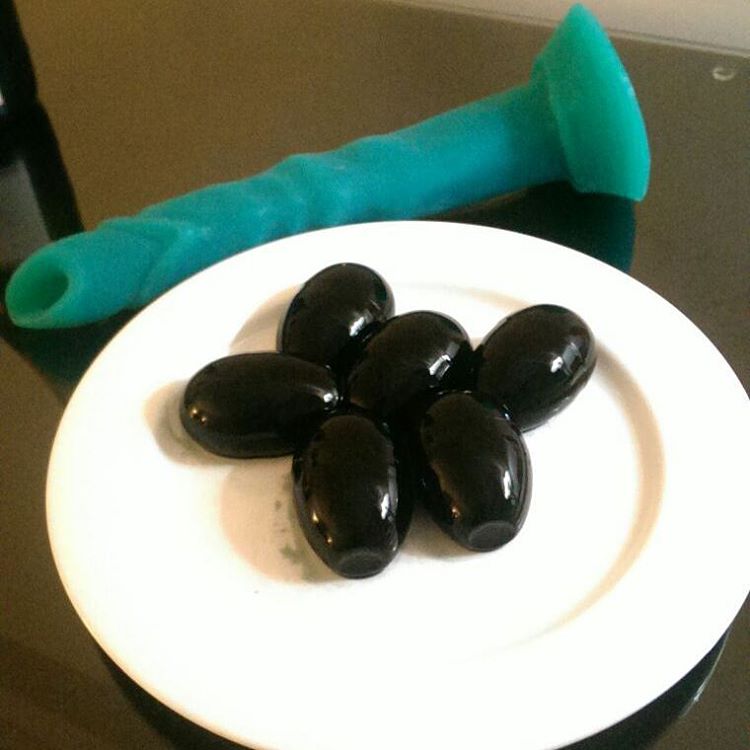 Miss_Fleur's tweet image. I&apos;m #SingleBecause not enough people want to be impregnated by my agar eggs. #thestruggleisreal #femdomproblems