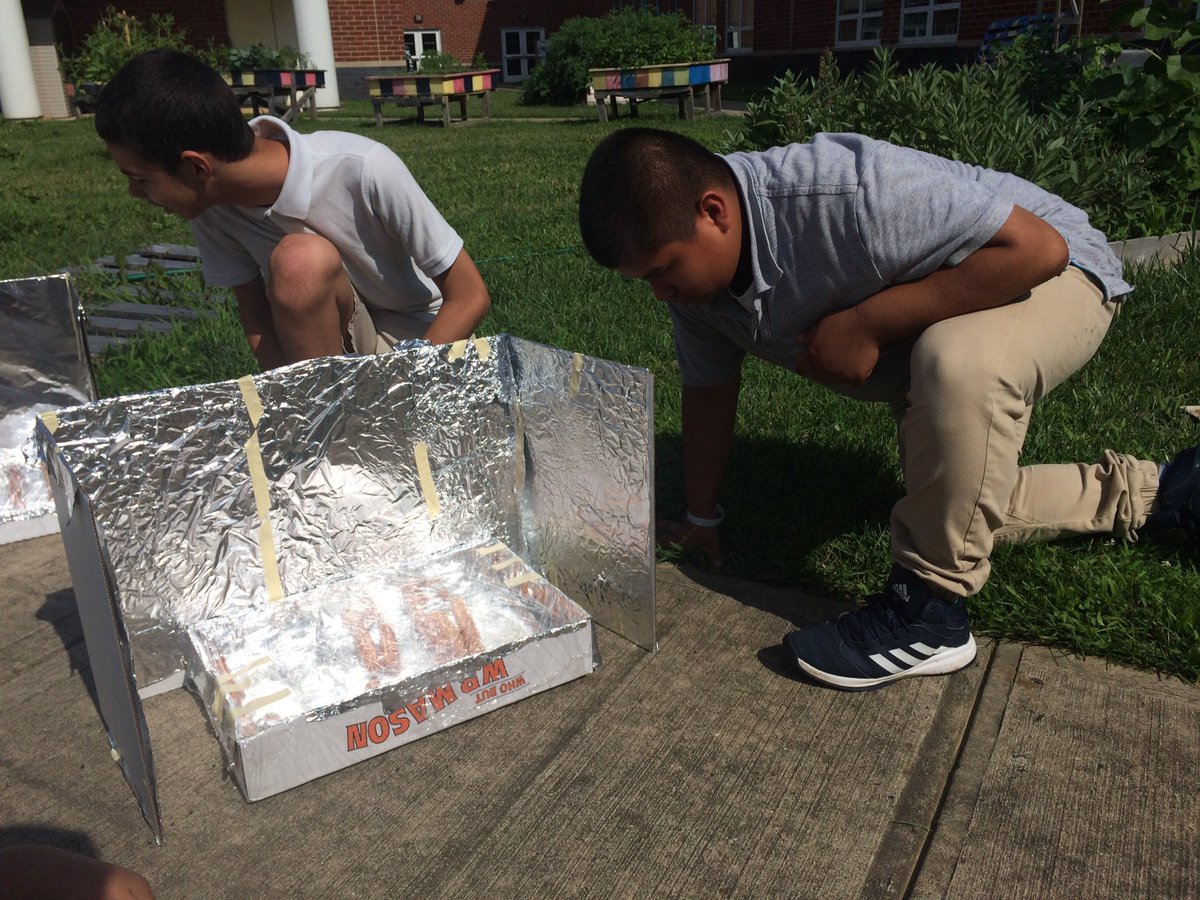 LBMS_SummerCamp's tweet photo. Cooking hot dogs with solar energy! #Yum #WhyWeWearSunblock #KetchupOrMustard https://t.co/xD2U3PY3iO