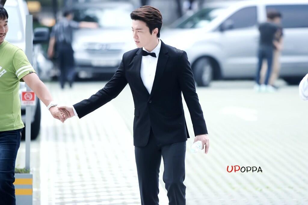 yearwithdonghae's tweet photo. 140714 '슈퍼주니어M의 게스트하우스' 제작발표회 My #TeenChoice vote for #ChoiceInternationalArtist is #SuperJunior https://t.co/7hhgRpK2ZK