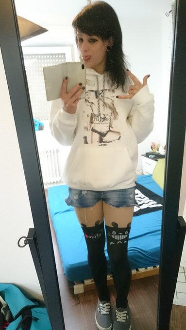 Nochmal schnell in die City :P 
#visitx #hoodie #camgirl #AliceKinkycat #totoro #selfie #guckmaldoof