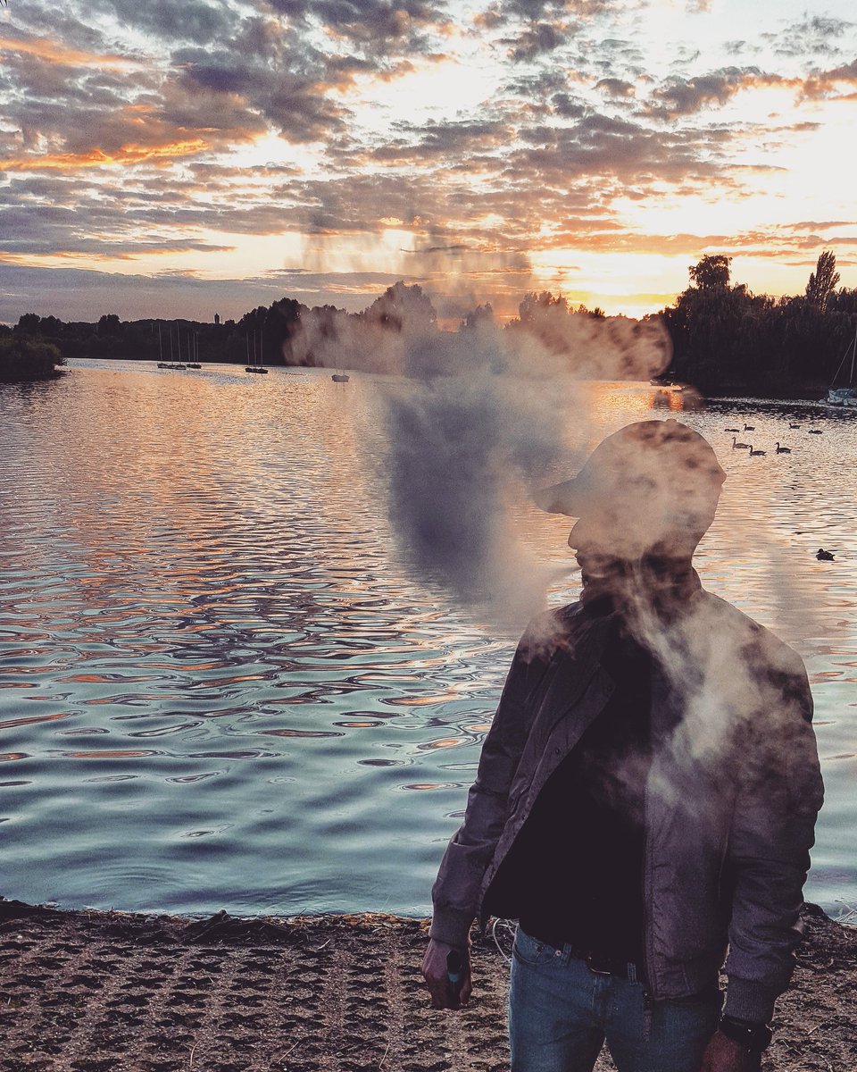 ECIGZDIRECT's tweet photo. Who doesn't love a good sunset? #vapelife #vapedaily #londonvape #ilford #vapecommunity #sunset #clouds #VapeFam https://t.co/A8TedbavZf