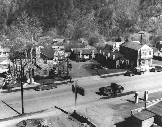 edgewatergburg's tweet photo. It's #ThrowbackThursday so let's look at what #Gatlinburg looked like in 1940. https://t.co/mJAwT269GV