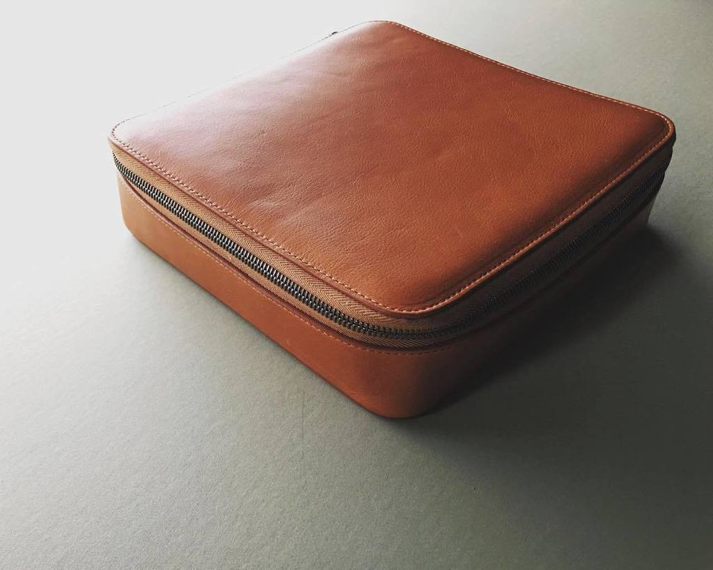 Thisisground's tweet photo. Tech Dopp Kit toffee/grande #tigsummer #techdoppkit https://t.co/EwGGX3l3Yt https://t.co/P1BtnbrFXL