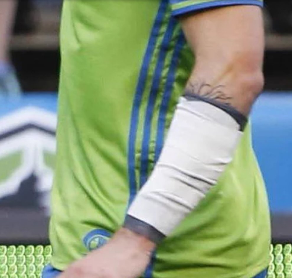 FiLiFLiP's tweet photo. What do you think @JmoSmooth13 got a tattoo of? Great opportunity to start a guessing game #SmoothInk https://t.co/NblBFWxQBq
