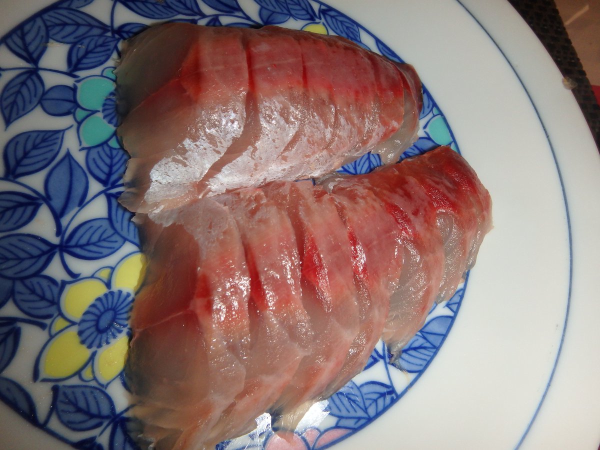 しば 先日このロウソクチビキって魚が開幕からアホみたいに釣れたんですよ てっきり雑魚だと思ってリリースしまくってたけど二日置いて刺身にしたらめちゃくちゃ美味い もっと持って帰ってくればよかった