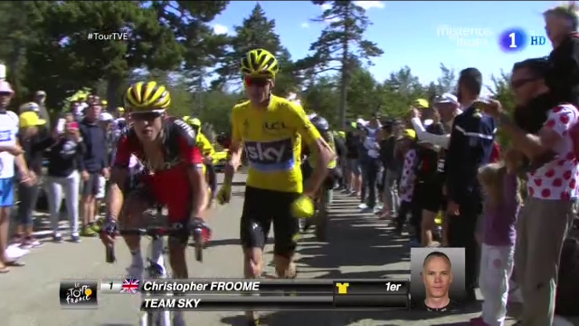 xaviriera's tweet photo. Qué imagen!!! Froome corriendo sin bicicleta!! Pierde el maillot amarillo @ZikloTeam https://t.co/km3LHvx0P0