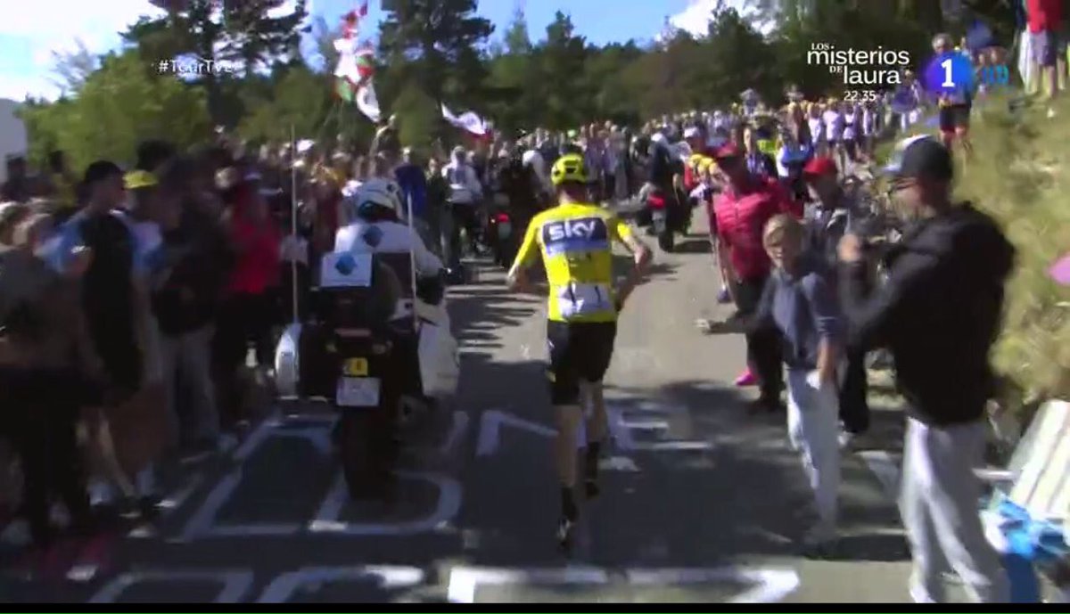 Homenaje de <a href="/LeTour/">Tour de France™</a> a #GomezNoya ¡momentazo #triatlon! #TourTVE