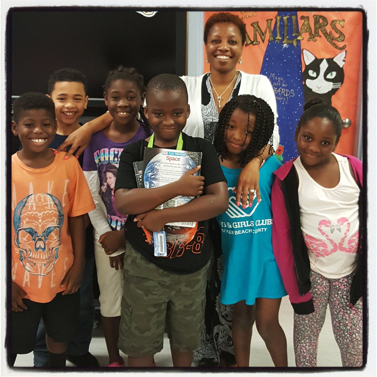 iT3ach_k12's tweet photo. Celebrity Sighting at @WestRivieraES! Open Media Center visitors got a pic w/the principal! #pbcliteracy #pbcsummer https://t.co/yosLirzgWC