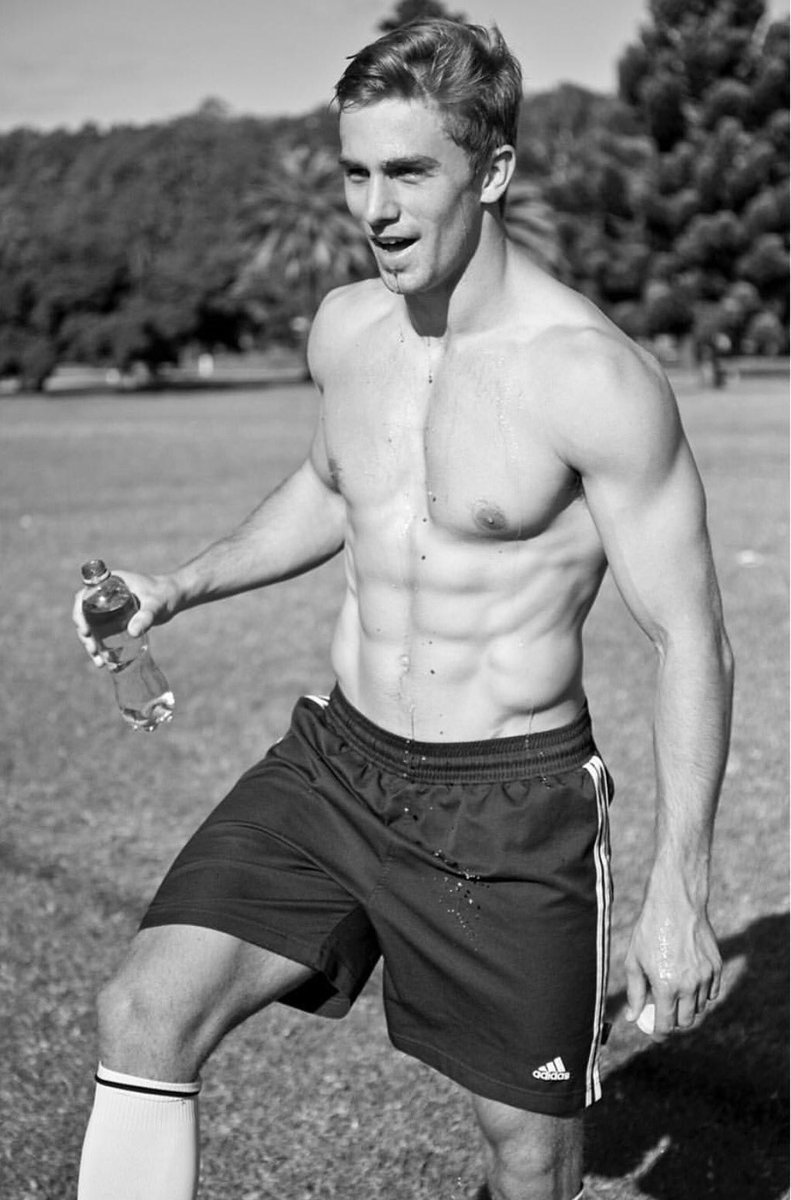 stevetleonard's tweet photo. #WashboardAbs aren't just for Wednesday, as evidenced by this new pic of @Yatesy17 of #ScoopModels by @PatSupsiri. https://t.co/1YSaRLKMyA