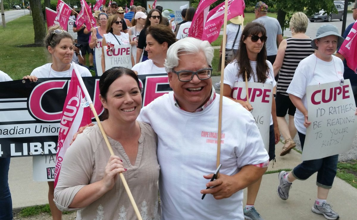 patrick_hannon's tweet photo. .@LGretzky and @FredHahnCUPE rallying for a fair contact for @CUPE2974. #LibraryWarriors on Day 20. #Solidarity https://t.co/4fLxefHokj