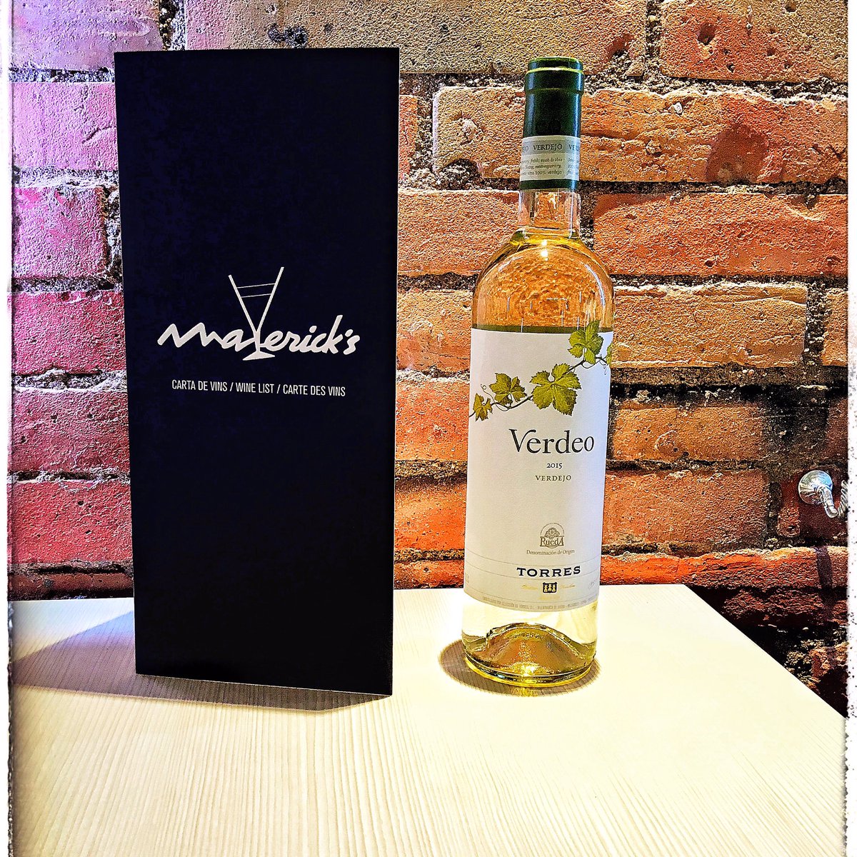Vine a prendre dos copes de #verdeo el nostre #verdejo i t'obsequiem amb una tapa de pernil! #maverick #torres