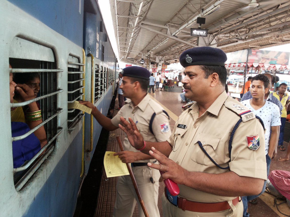 KurPost's tweet photo. @srdscrpfkur  Sir,on 14.07.16 the SHL No.182 publicity made at KUR station by RPF/POST/KUR https://t.co/AuVRgPVzqm