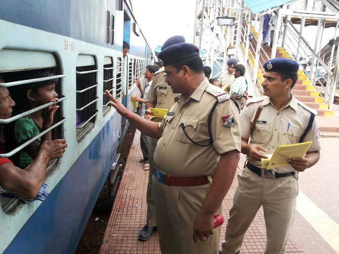 KurPost's tweet photo. @srdscrpfkur Sir,on 14.07.16 the SHL No.182 publicity made at KUR station by RPF/POST/KUR https://t.co/aeG1w8YDC4