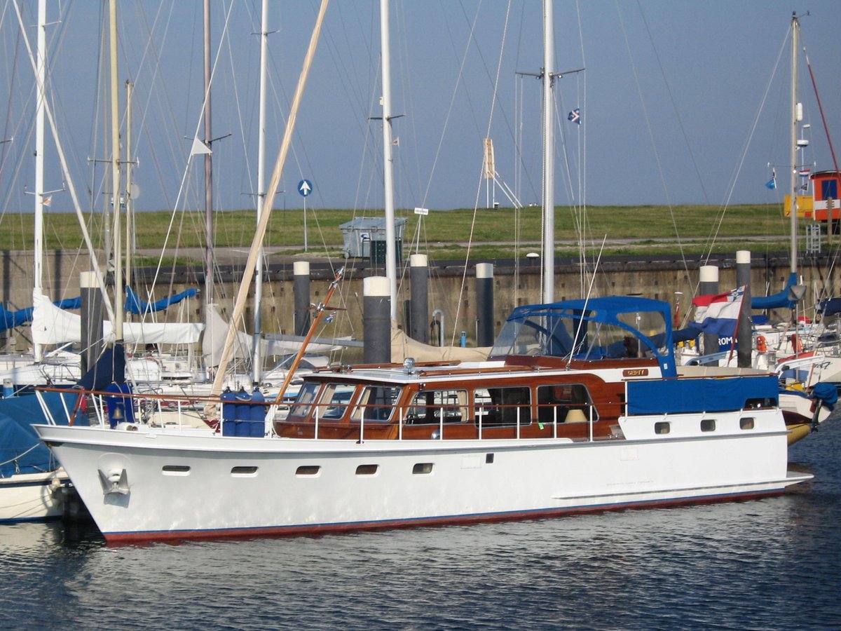 SeriousYachts's tweet photo. Een plaatje om te zien en om mee te varen deze #SupervanCraft! Refit in 2000. Zoekt u nog een mooie klassieker..... https://t.co/DzEg8CMGa0