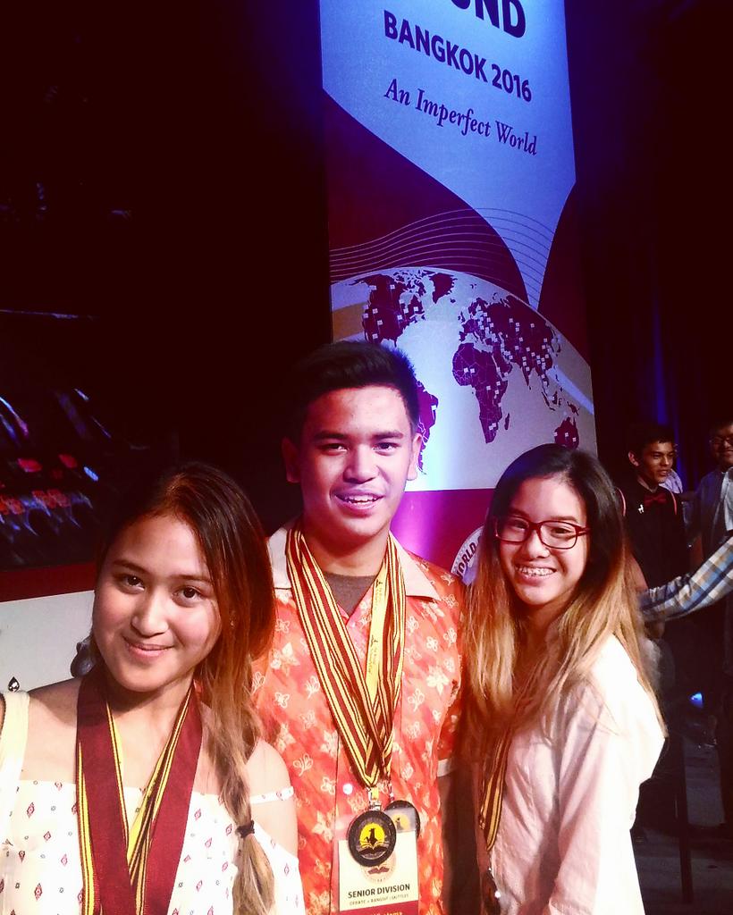 trivyantini1's tweet photo. Senior team with medals : @hernameiskanya @jeihanwitoelar @Wiratamahendra #worldscholarscupbangkok https://t.co/k9lWN9vmAd