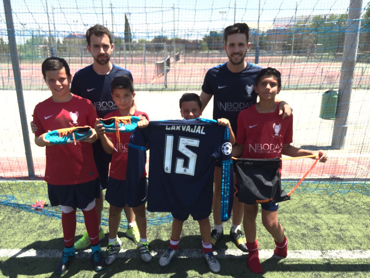 campus_carva's tweet photo. Esto si que es una suerte, nos ha tocado una camiseta y unas botas dedicadas por @DaniCarvajal92 https://t.co/zVd7JhRTB4