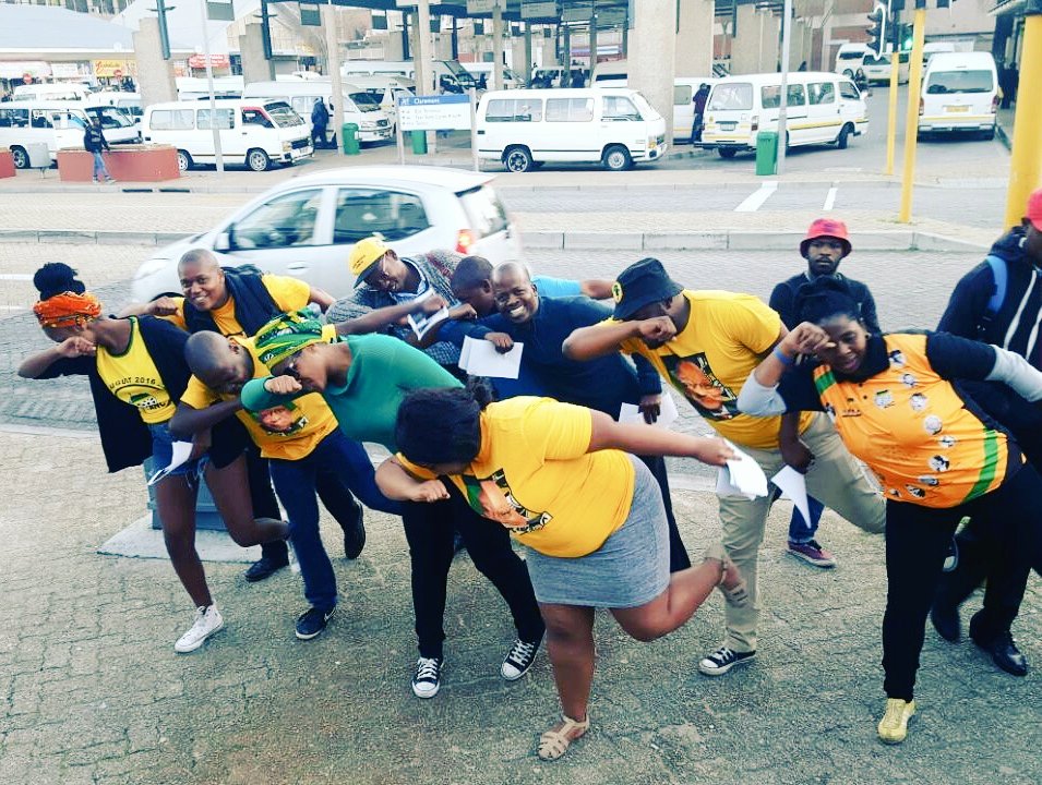 NoncebaMhlauli's tweet photo. Dabbing to victory after a successful blitz at the Claremont Station 🔥🔥🔥 #Countdown2Victory #Ward59 #VoteANC https://t.co/3KJnnM4uK4