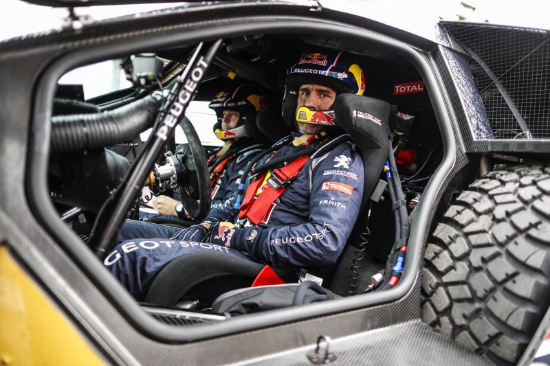 peugeotsport's tweet image. "Le team #Peugeot #Total a tout donné pour nous permettre de continuer le #SWR. Merci ! " @s_peterhansel