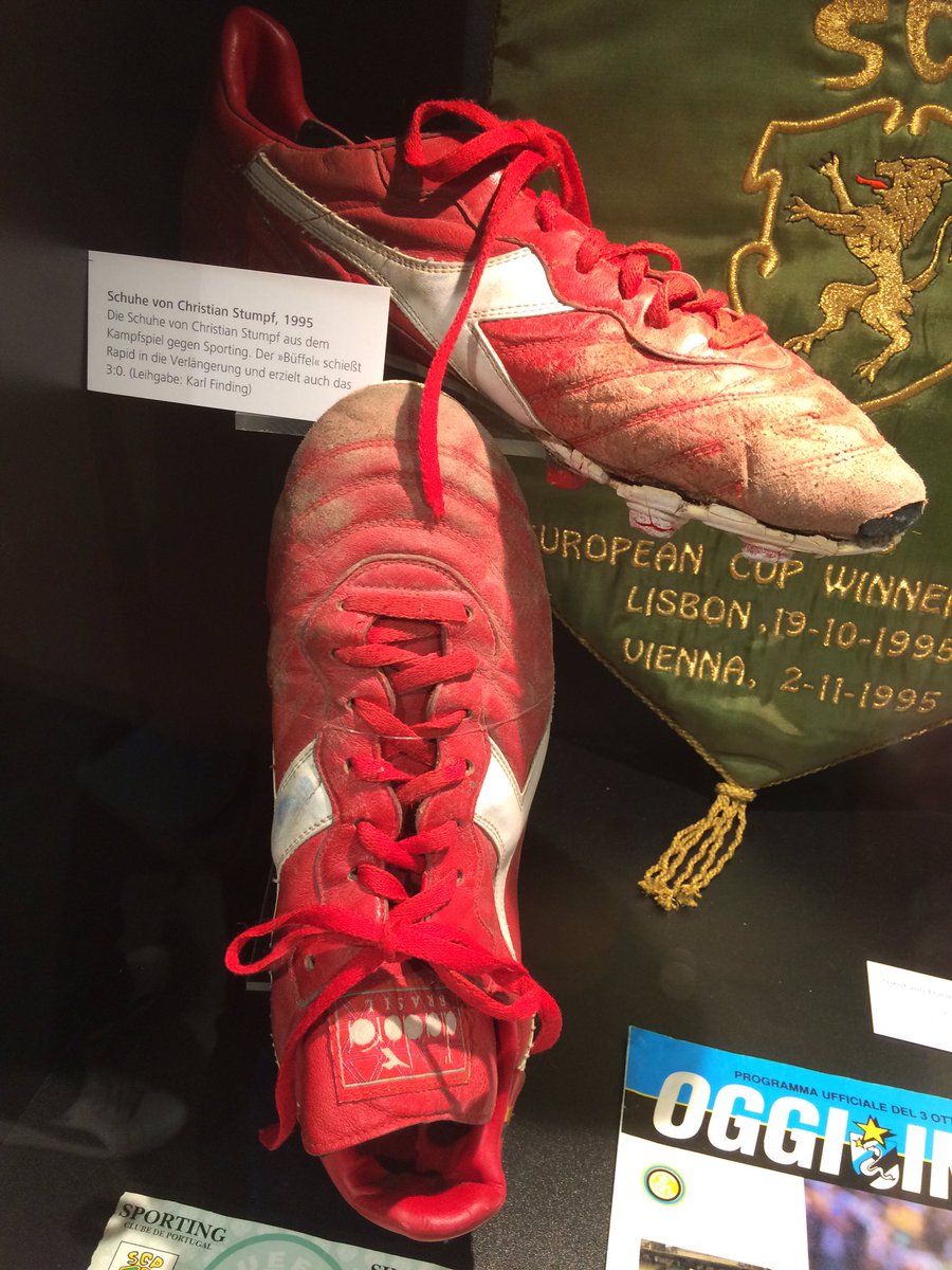 Sky_PhillipL's tweet image. Wer hatte die nicht?

#Diadora. 
#Stumpf
#Büffel 
@skrapid vs Sporting Lissabon.