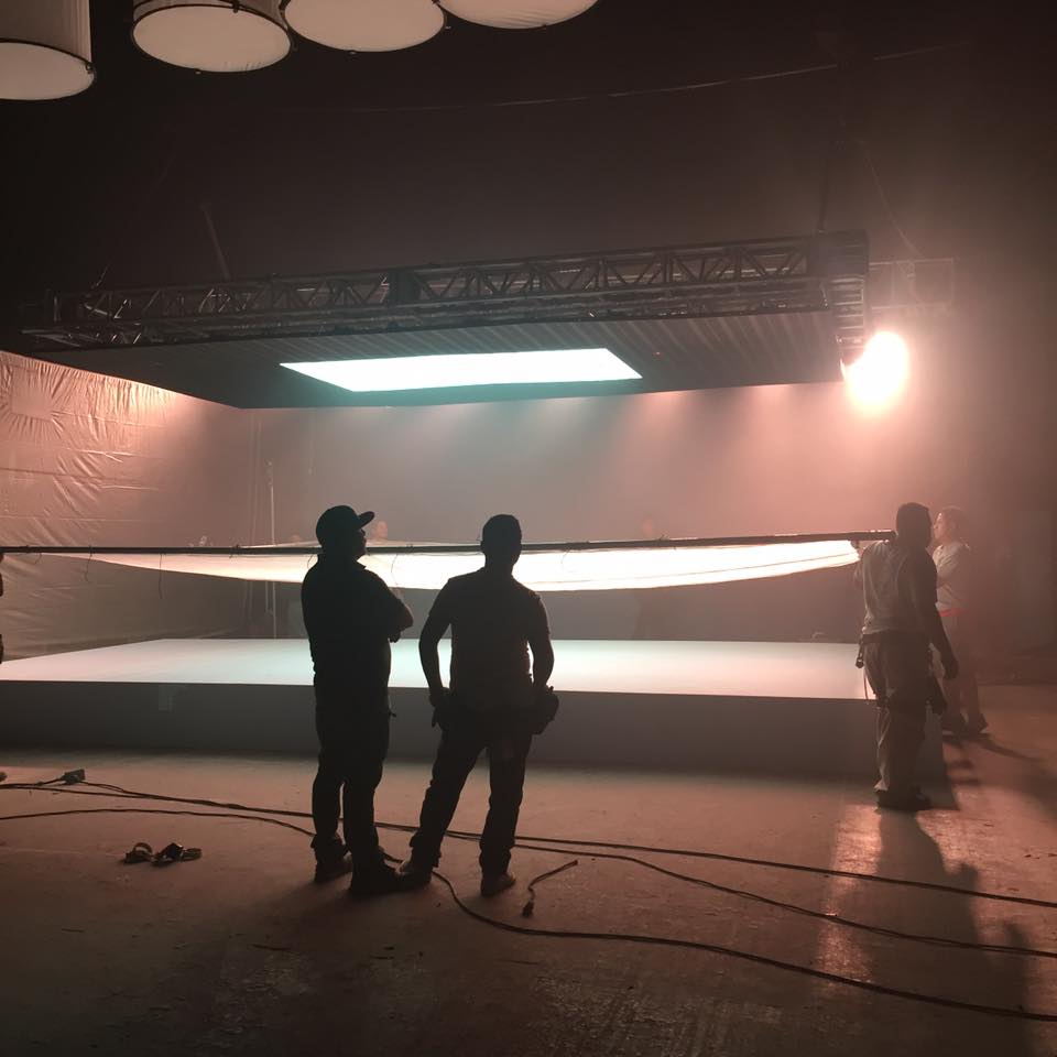 "Ayer trabajando hasta las 5:10am en la producción de Coppel Canadá en el DF" 👽 - B&amp;Mel #zombiemode #hustle