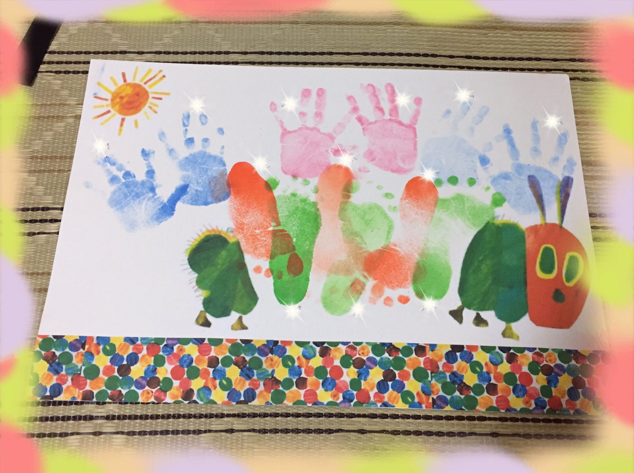 تويتر Mimi على تويتر 無事にはらぺこあおむしの足形アート完成 双子3組で取りました 手形は双子で対の蝶々 みんな同級生なので 大きさ同じくらいで誰が誰かわかんねーw 光の下は名前が書いてあるので伏せました T Co V1bkk336h3